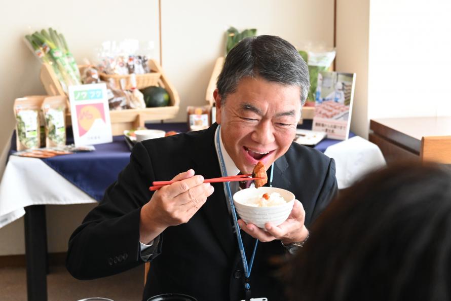 試食する村井知事