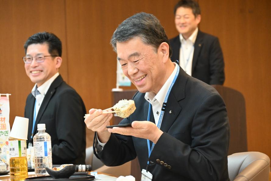 知事の試食の様子