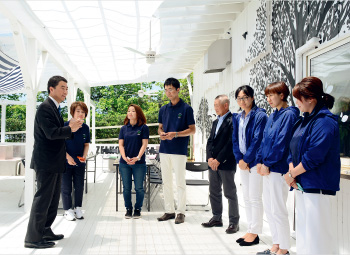 東日本大震災からの復興に前向きに取り組んでいる企業や団体等を訪問する村井知事の写真