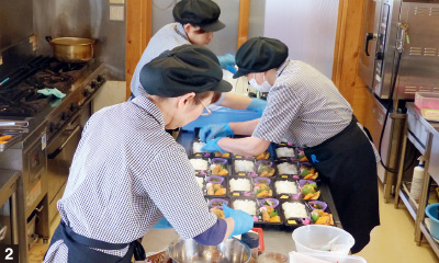 【2】渡波の地元の人がスタッフとしてお弁当の製造、配達を行う