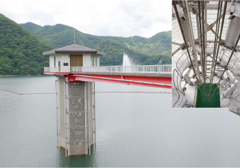 七ヶ宿ダムの取水塔の写真