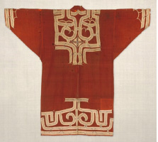 〈赤モスリン地 切伏刺繍衣裳〉日本民藝館蔵の写真