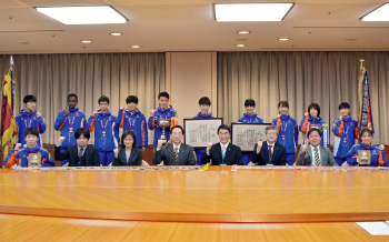 仙台育英学園高等学校陸上競技部選手および関係者の表敬訪問の写真