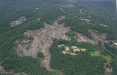 民有林直轄治山事業の対象となった耕英地域の崩壊状況写真（中央の沢に土石流が発生し,著しく荒廃している）