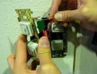 電線をスイッチに接続する作業