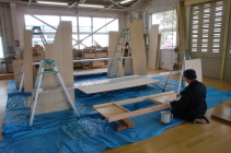 壁材木取り塗装作業