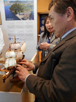 サン・ファン館内で復元船の模型を触り、館内スタッフから案内をうけている写真
