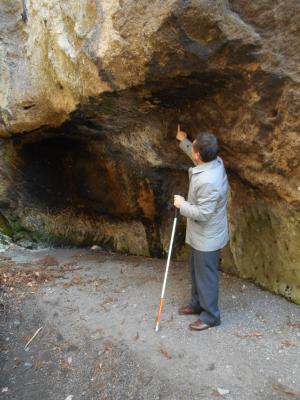 瑞巌寺の東西に横たわる岩山に掘られた洞くつに触れている写真