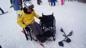 車椅子からチェアスキーへの移乗の様子写真
