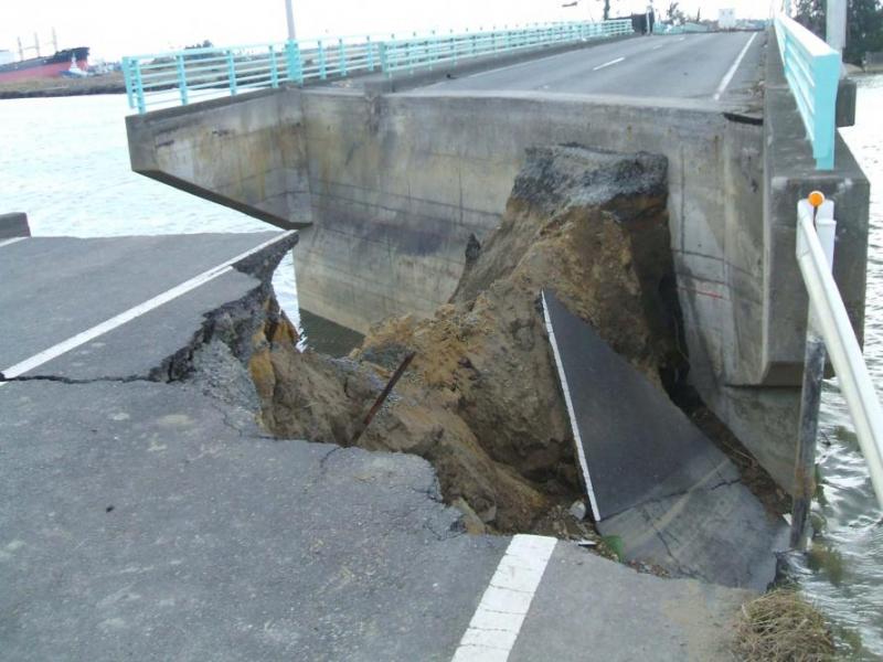定川大橋被災状況の写真2です。