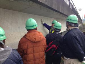 多賀城橋での打音確認状況の写真