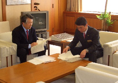 答申の内容について関田部会長から村井知事に説明が行われました