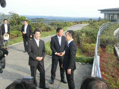 賢島を視察する両県知事
