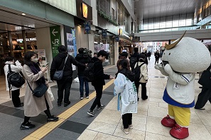 仙台駅での街頭啓発の様子1