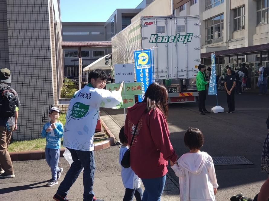 トラック協会様ブースでの配布1