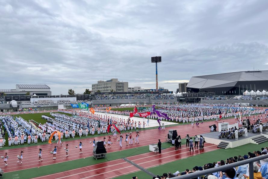 伊藤副知事から宮城県選手団団長へ県旗授与