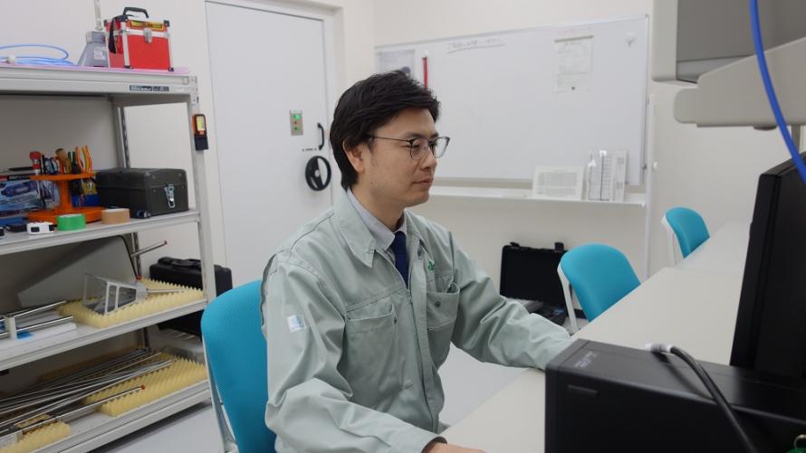 測定室での測定作業