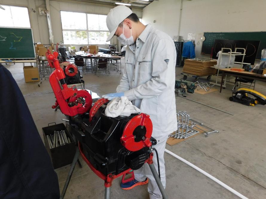 機械によるねじ切り作業