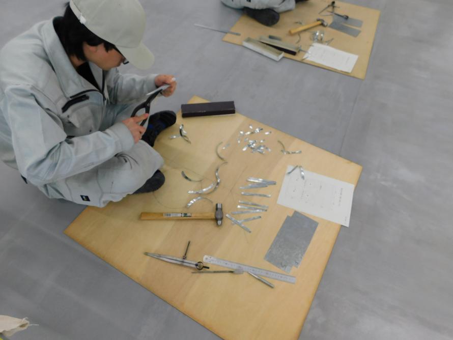 ハサミ切断作業