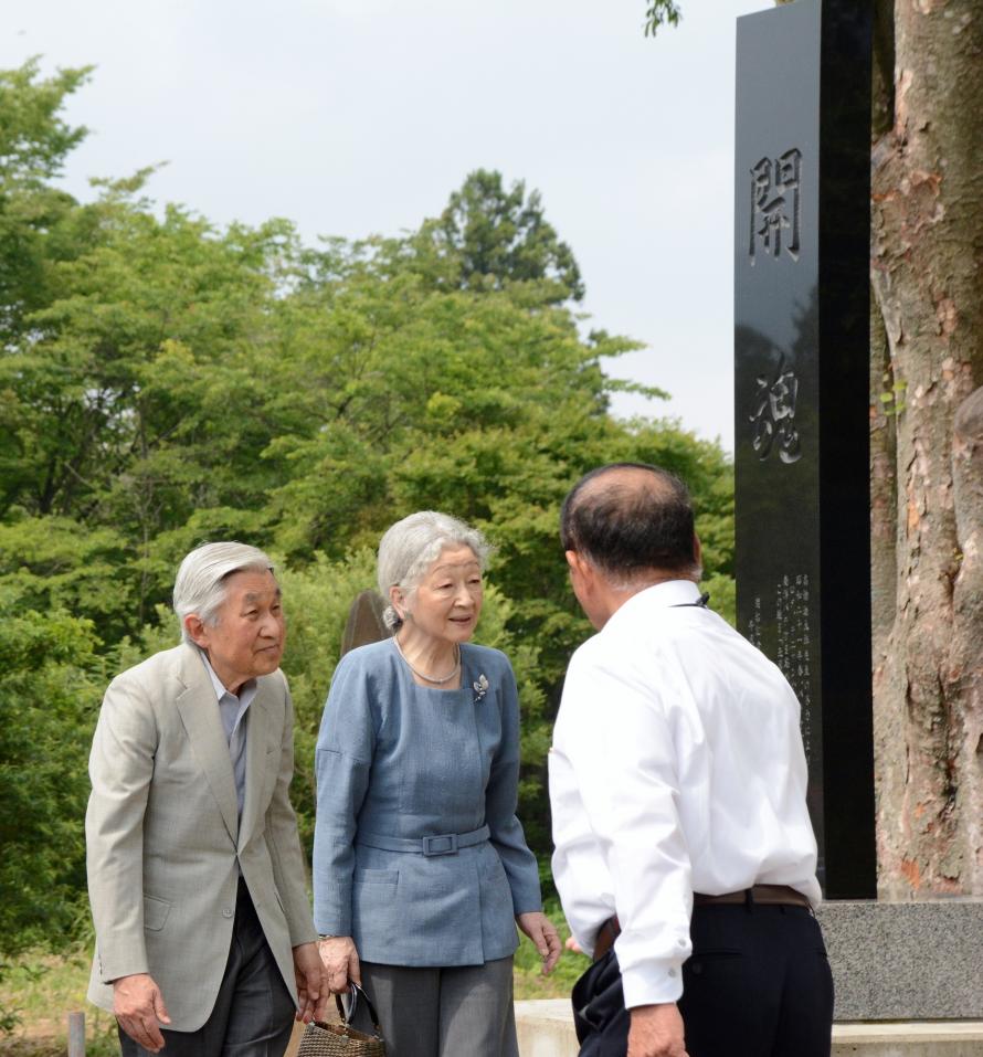 蔵王町の北原尾地区開拓記念碑を視察される両陛下