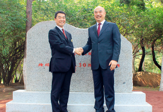 村井知事と劉国中 吉林省長（吉林省長春市）の写真