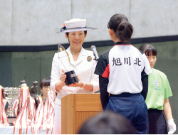 高円宮妃殿下がアーチェリー競技をご覧になり表彰式にご臨席された写真