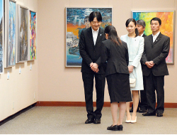 美術・工芸部門をご覧になる秋篠宮殿下と佳子内親王殿下の写真