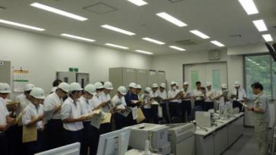 二ツ石ダムの管理棟で説明を受けているところ