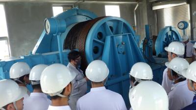 桑折江頭首工の管理棟で説明を受けているところ