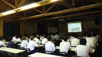 色麻町農業伝習館で世界農業遺産に関する講義を受けているところ