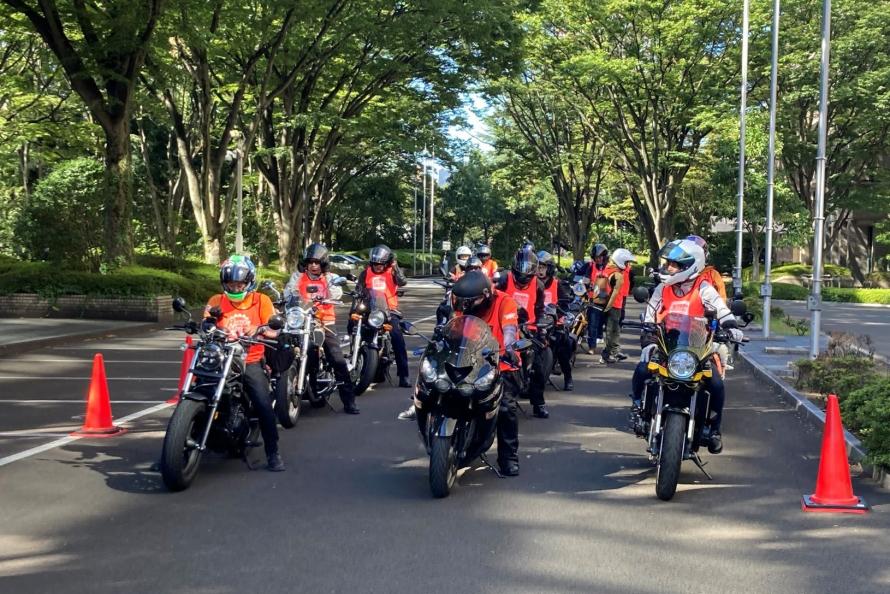 出発を前に県庁舎前に整列するオートバイ