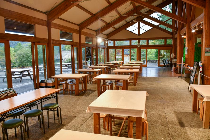 川崎町の国営みちのく杜の湖畔公園内にある、工作体験やイベントに利用される施設の室内