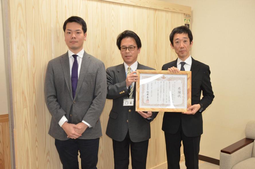 感謝状贈呈時の記念写真