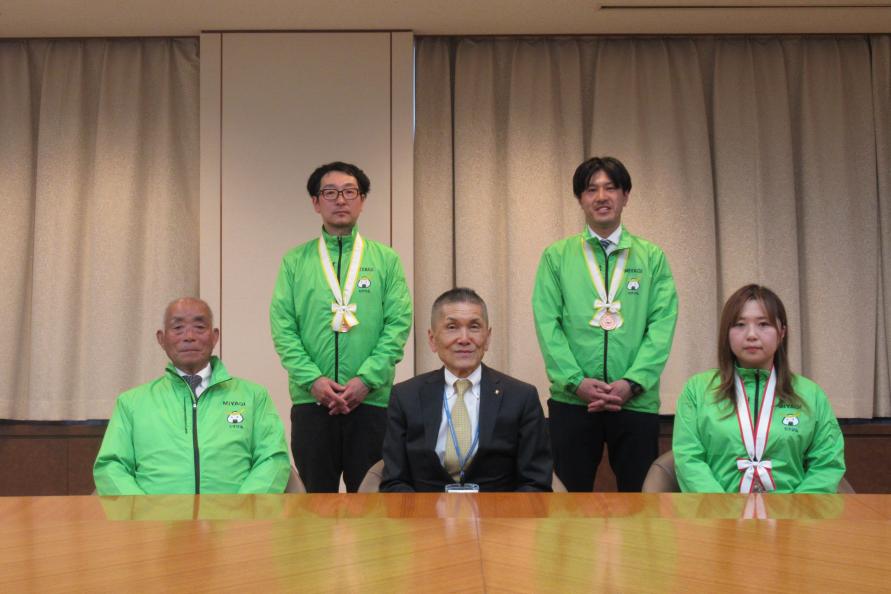 入賞者と小林副知事の記念写真