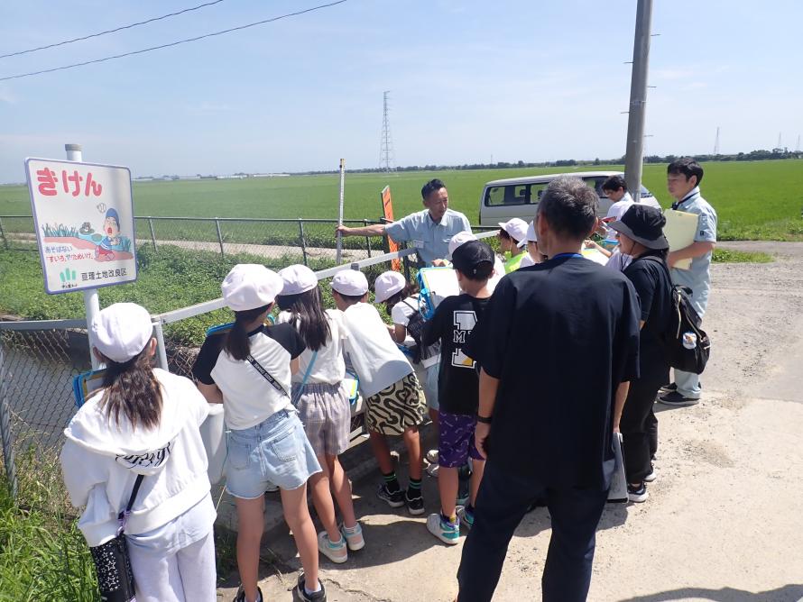 亘理用水路見学会の様子