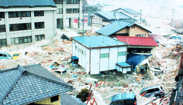 船・住宅をのみ込む津波（女川町）
